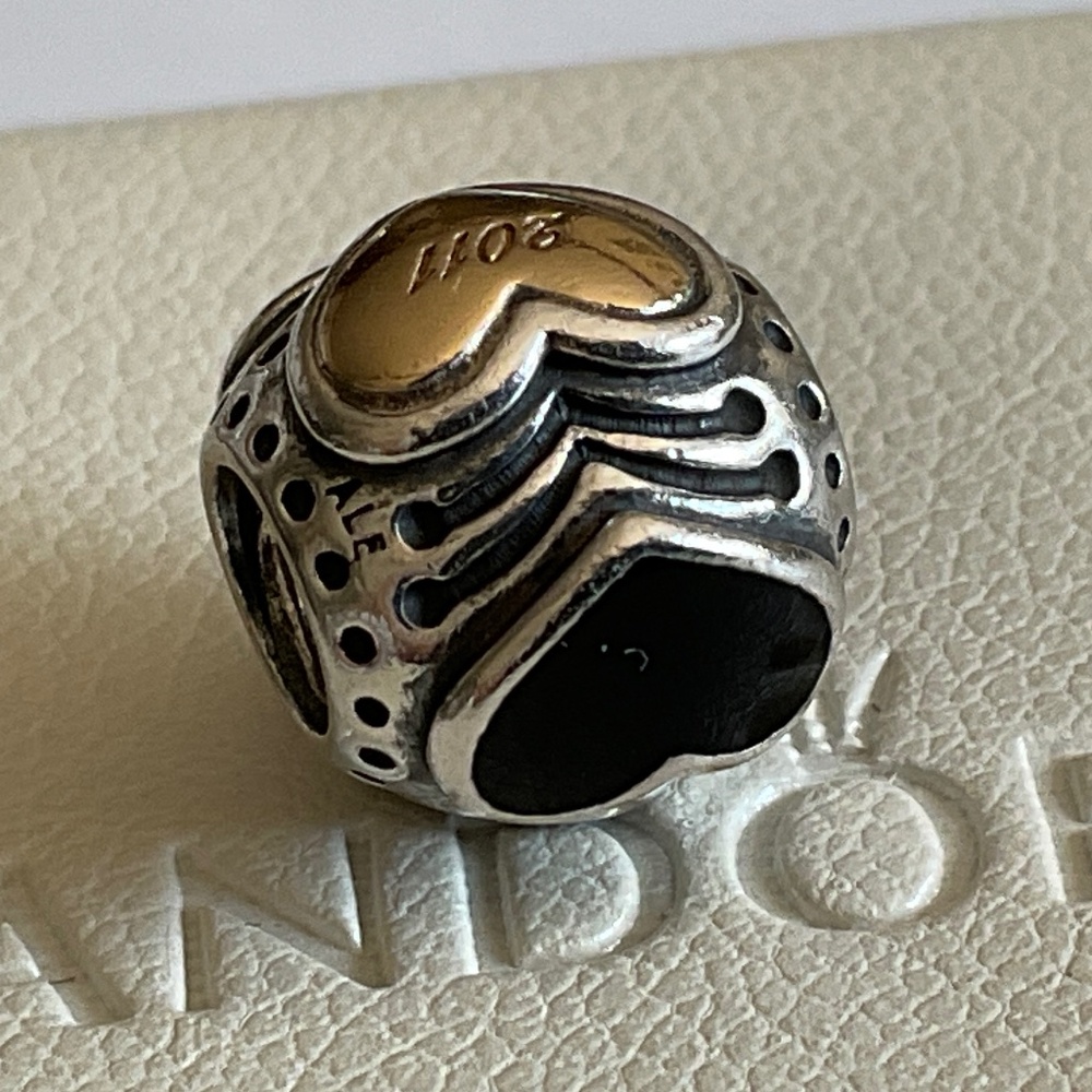 Pandora Limited Edition Black Friday charm with 14k gold and black hearts - Picture 2 of 7